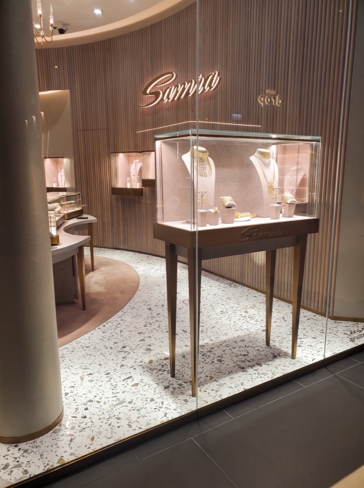 Fine-aggregate terrazzo boutique flooring at Samra Jewellery, Mall of the Emirates, Dubai — supplied by Mina Surface